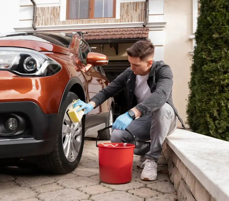 Lavage auto à domicile Saint-Romain-de-Colbosc : professionnel intervenant sur un véhicule